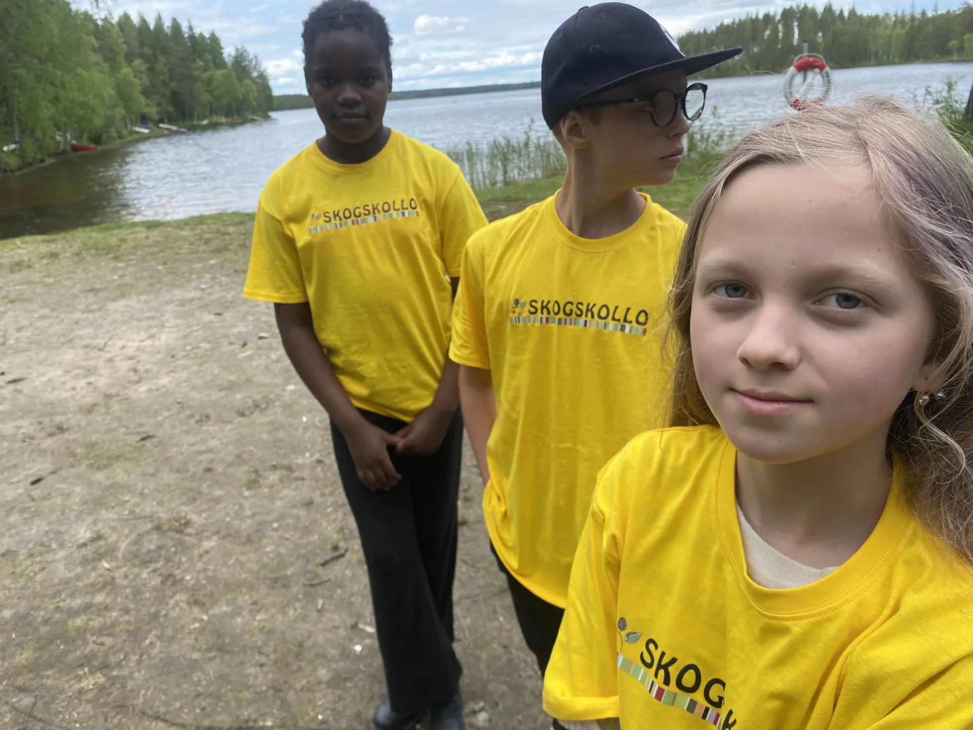 Barn utforskar skogen